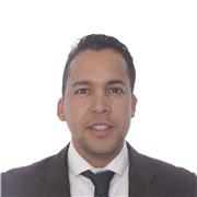 El profesor de derecho civil imparte clases a estudiantes de todos los semestres